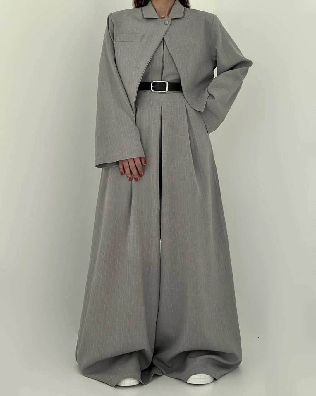 Conjunto de tacto suave compuesto por un mono de pierna ancha y una chaqueta
