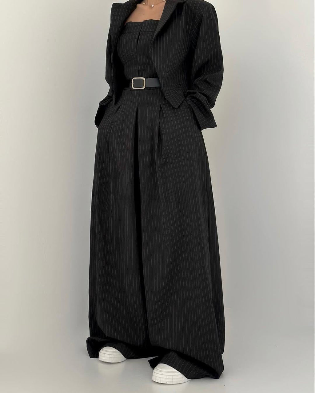 Conjunto de tacto suave compuesto por un mono de pierna ancha y una chaqueta
