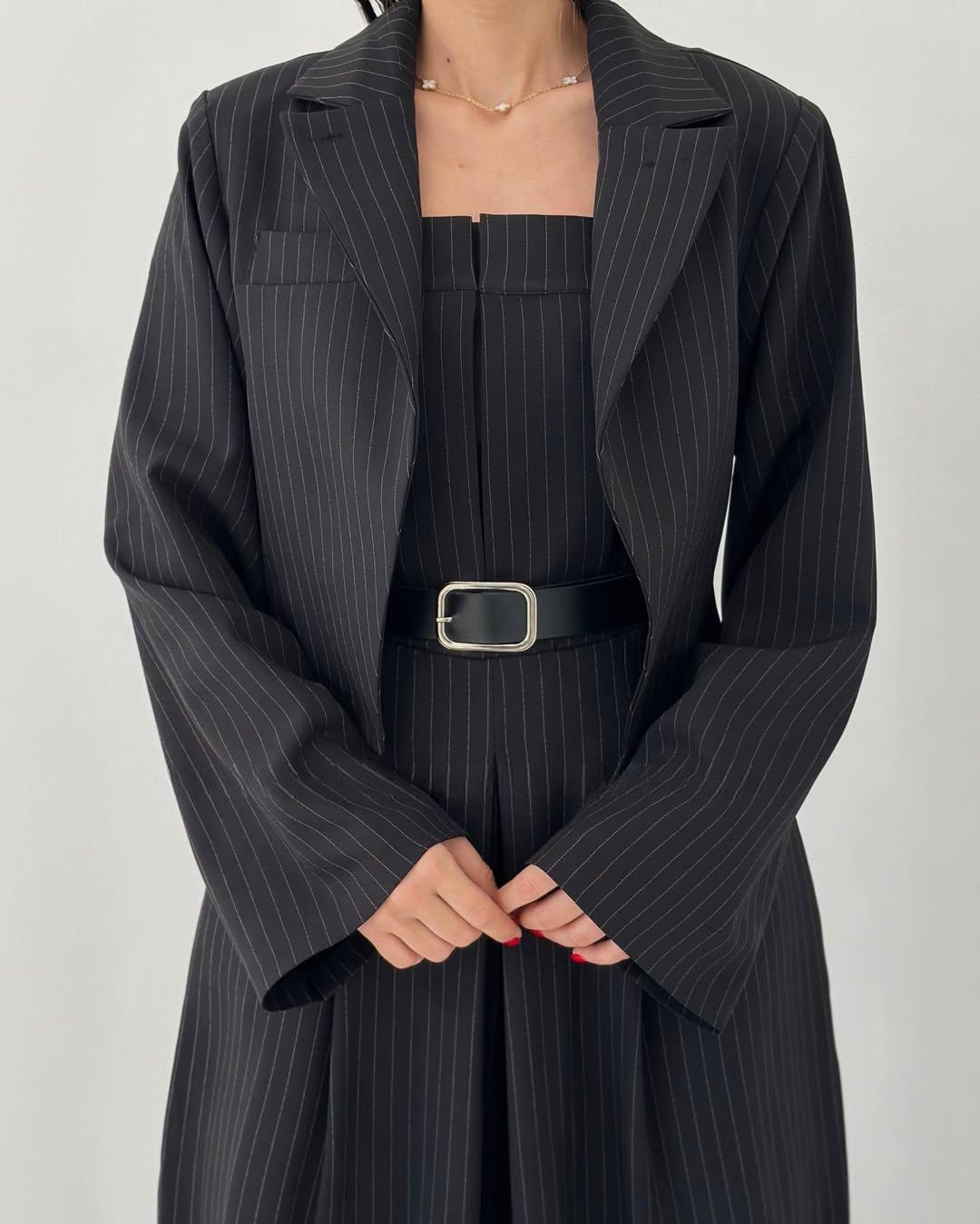 Conjunto de tacto suave compuesto por un mono de pierna ancha y una chaqueta
