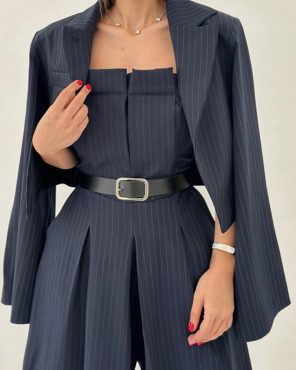 Conjunto de tacto suave compuesto por un mono de pierna ancha y una chaqueta