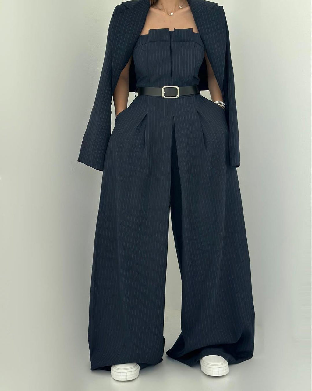 Conjunto de tacto suave compuesto por un mono de pierna ancha y una chaqueta