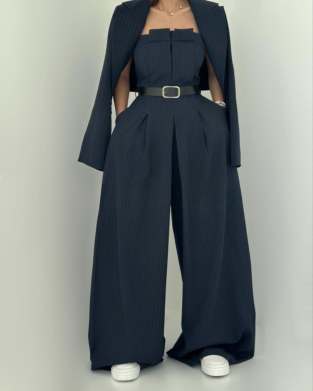 Conjunto de tacto suave compuesto por un mono de pierna ancha y una chaqueta