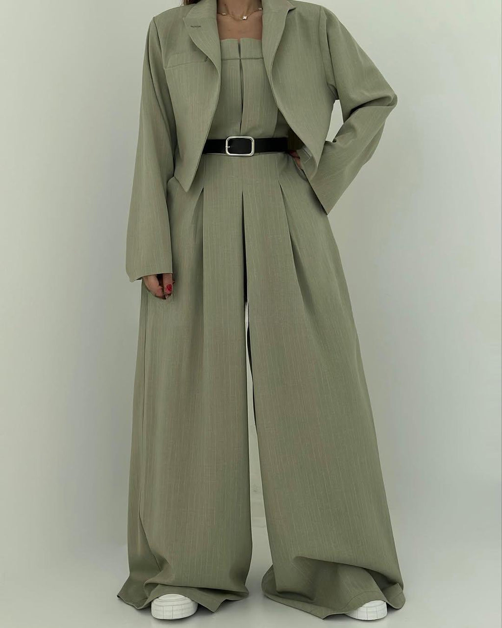 Conjunto de tacto suave compuesto por un mono de pierna ancha y una chaqueta