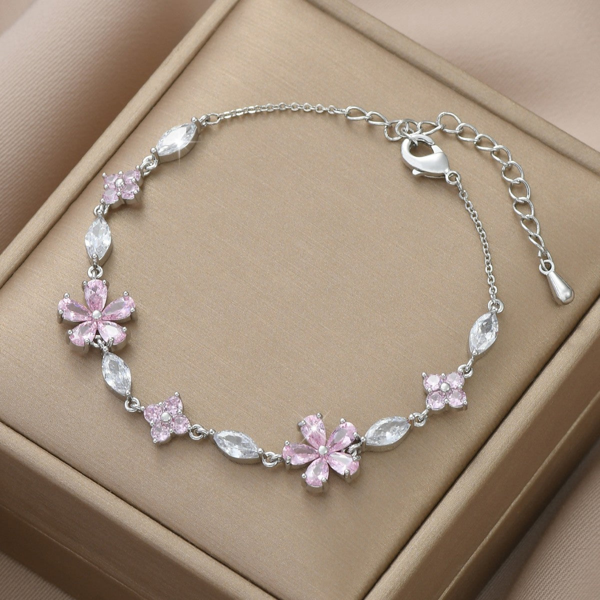 Elegante pulsera con flores