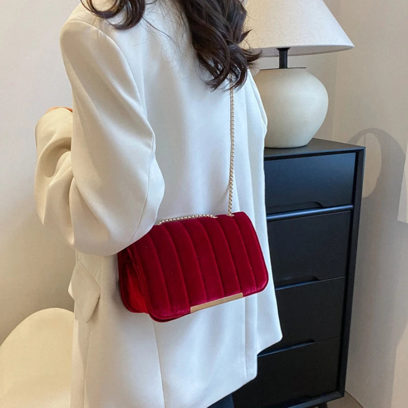 VELOURCHAINE | CLUTCH DE TERCIOPELO CON CADENA