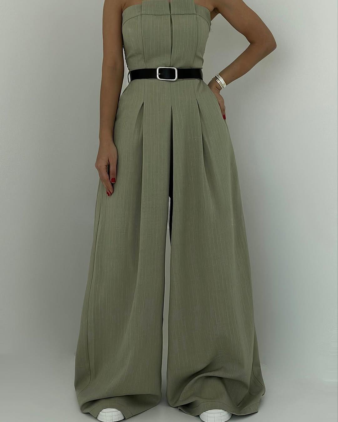 Conjunto de tacto suave compuesto por un mono de pierna ancha y una chaqueta