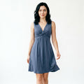 Vestido sencillo con detalle twist y escote en V