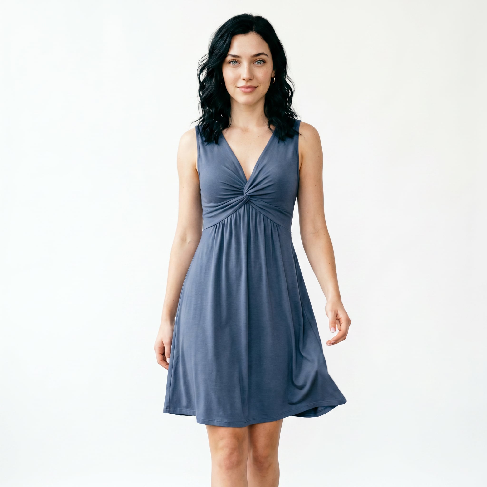 Vestido sencillo con detalle twist y escote en V