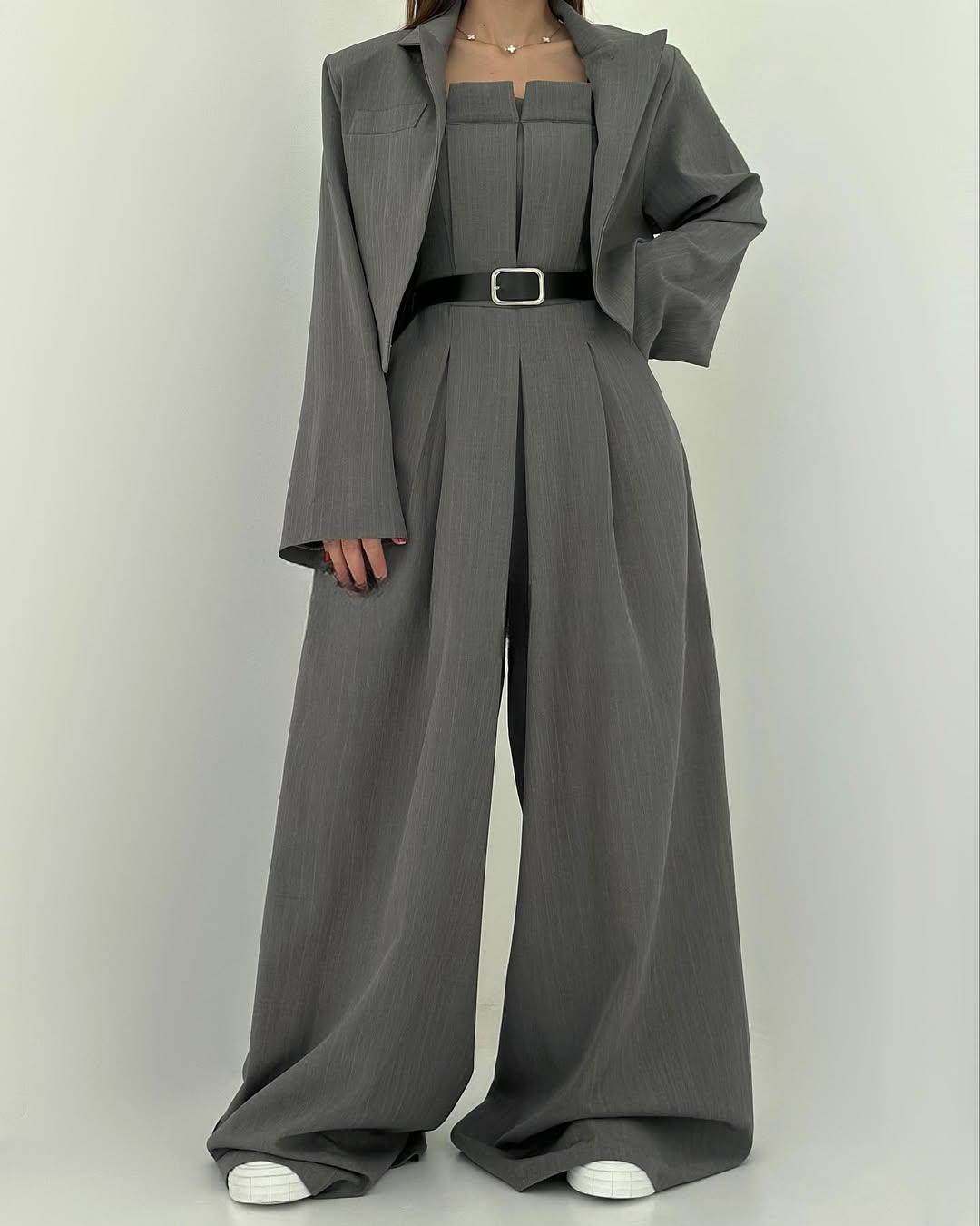 Conjunto de tacto suave compuesto por un mono de pierna ancha y una chaqueta