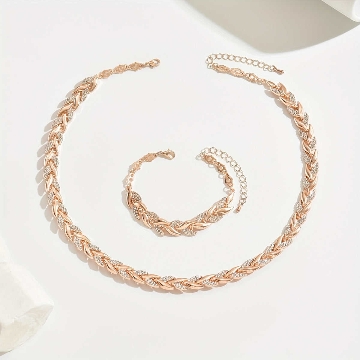 Elegante conjunto de collar con hojas entrelazadas