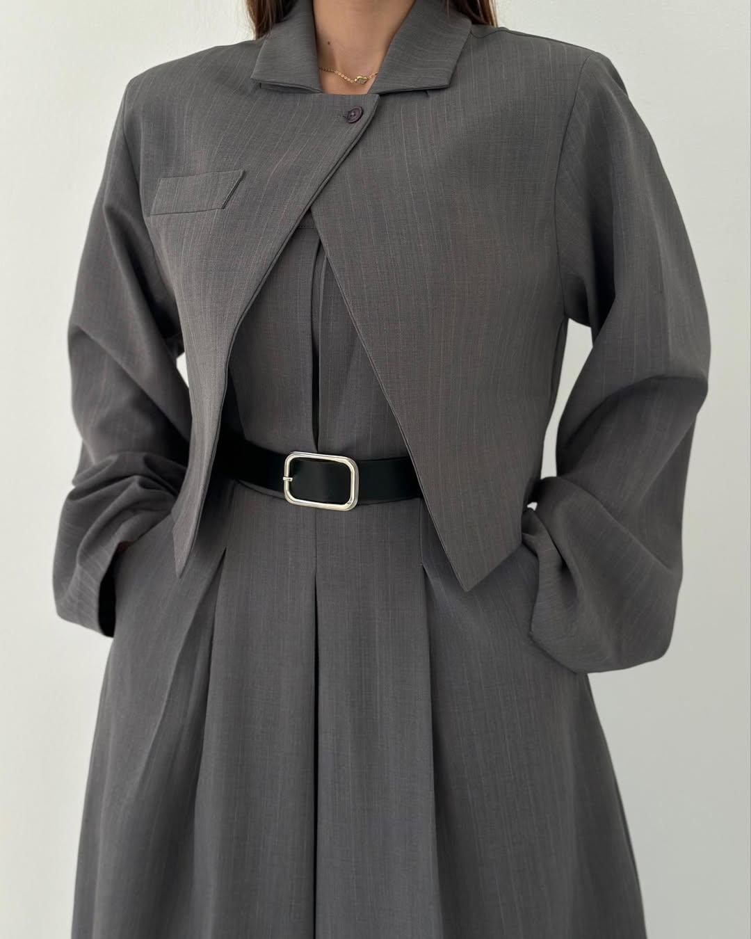 Conjunto de tacto suave compuesto por un mono de pierna ancha y una chaqueta