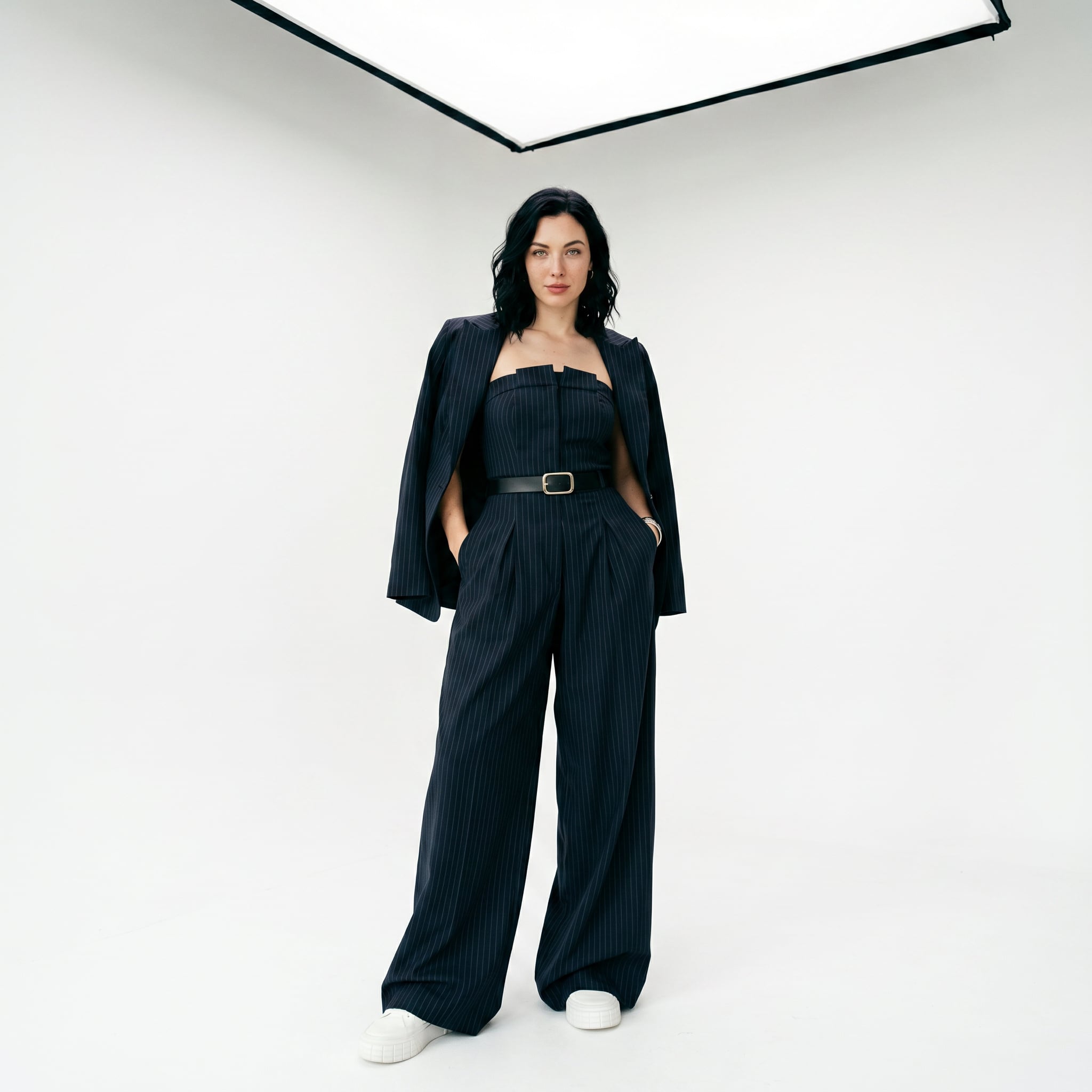 Conjunto de tacto suave compuesto por un mono de pierna ancha y una chaqueta