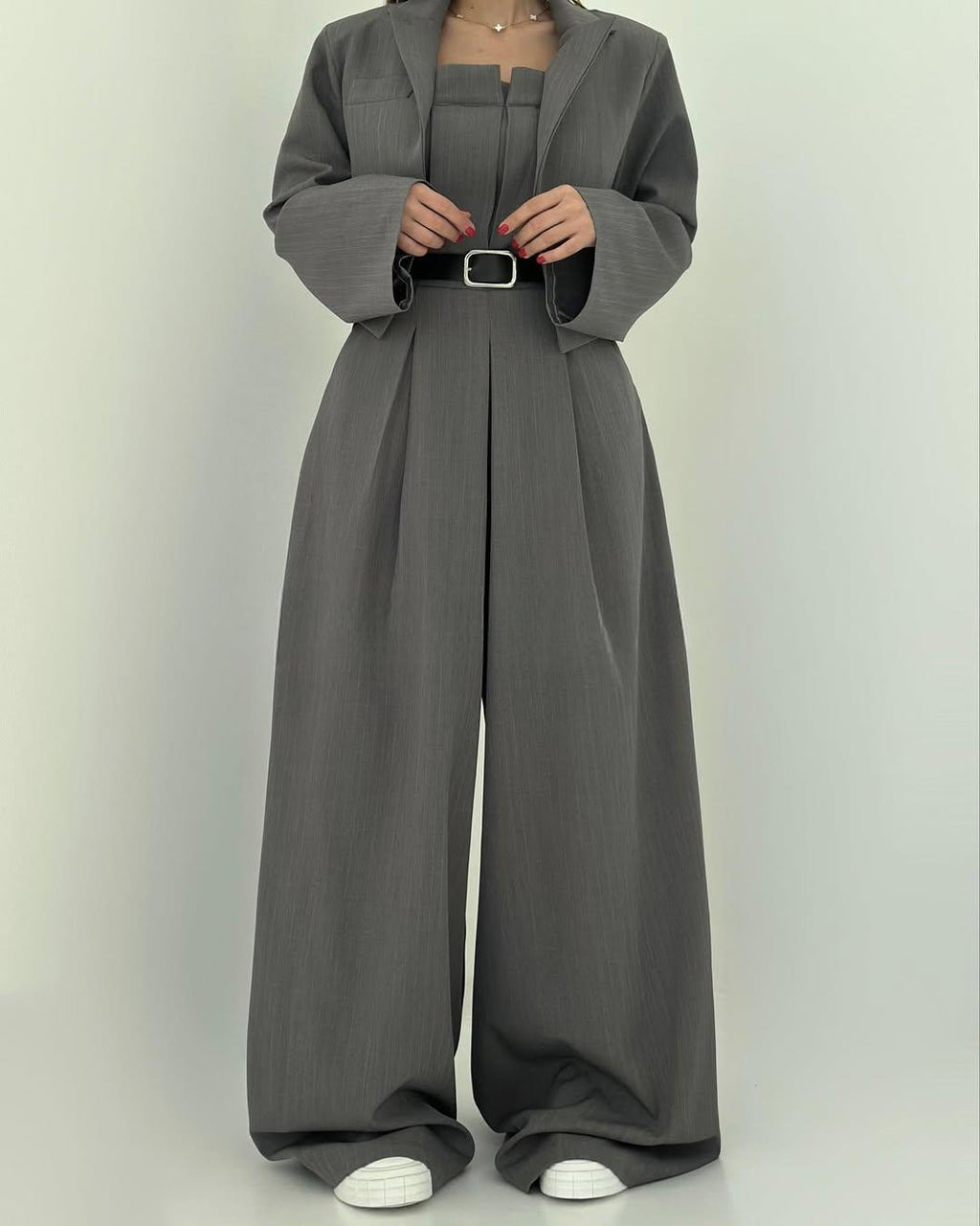 Conjunto de tacto suave compuesto por un mono de pierna ancha y una chaqueta