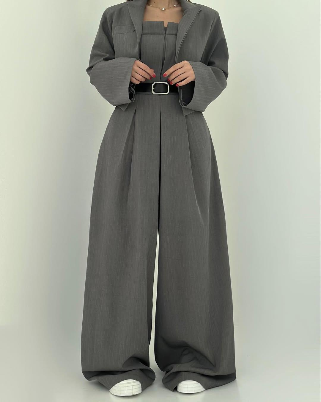 Conjunto de tacto suave compuesto por un mono de pierna ancha y una chaqueta