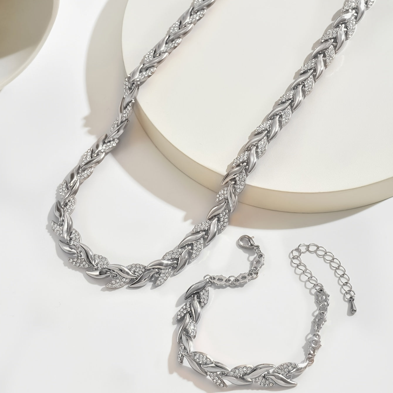 Elegante conjunto de collar con hojas entrelazadas