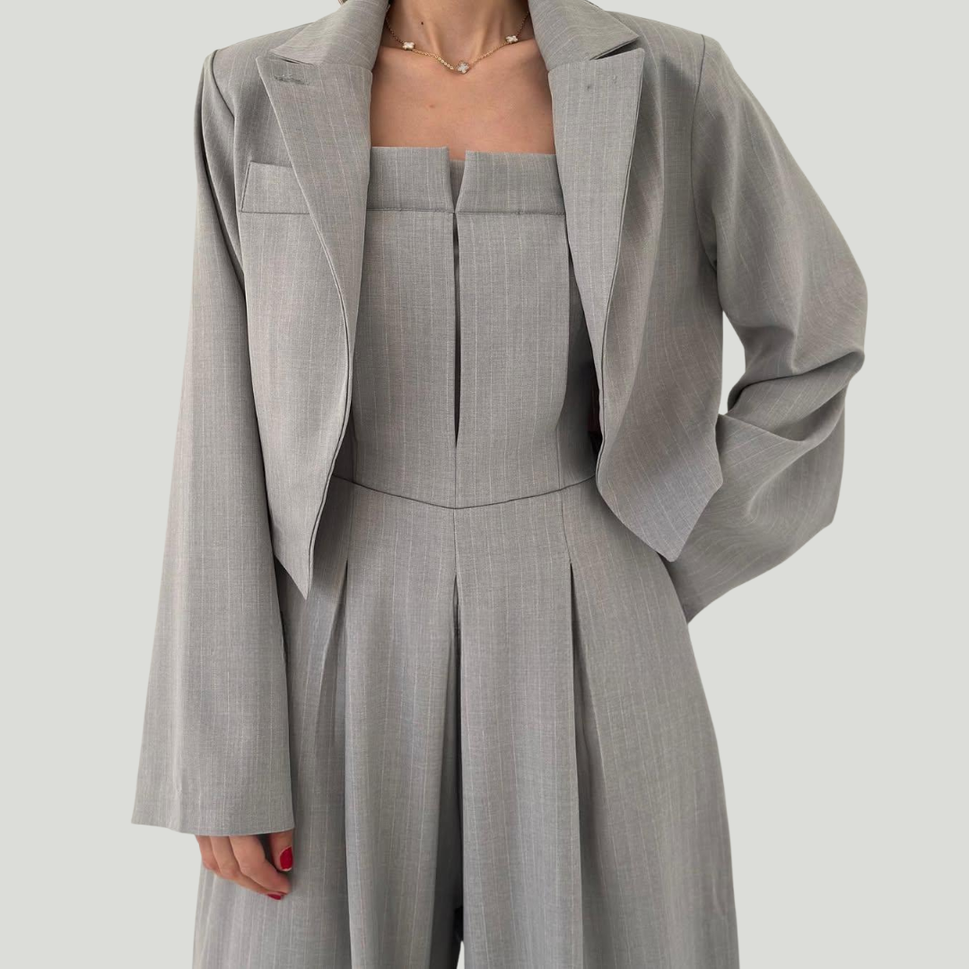 Conjunto de tacto suave compuesto por un mono de pierna ancha y una chaqueta