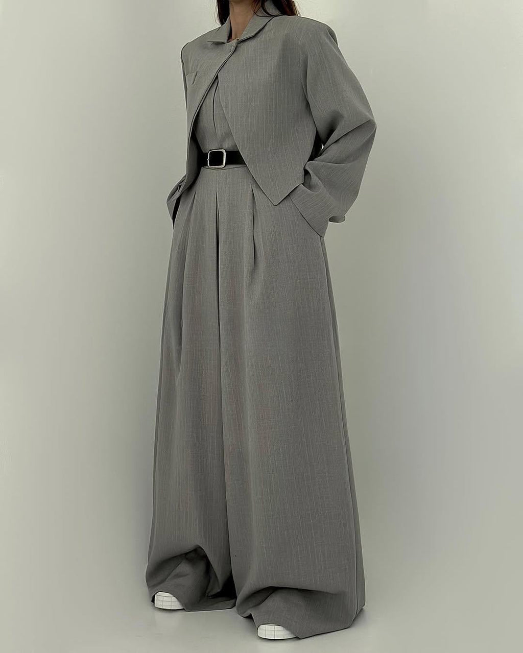 Conjunto de tacto suave compuesto por un mono de pierna ancha y una chaqueta