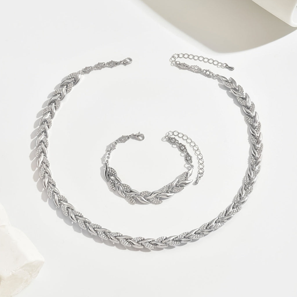 Elegante conjunto de collar con hojas entrelazadas
