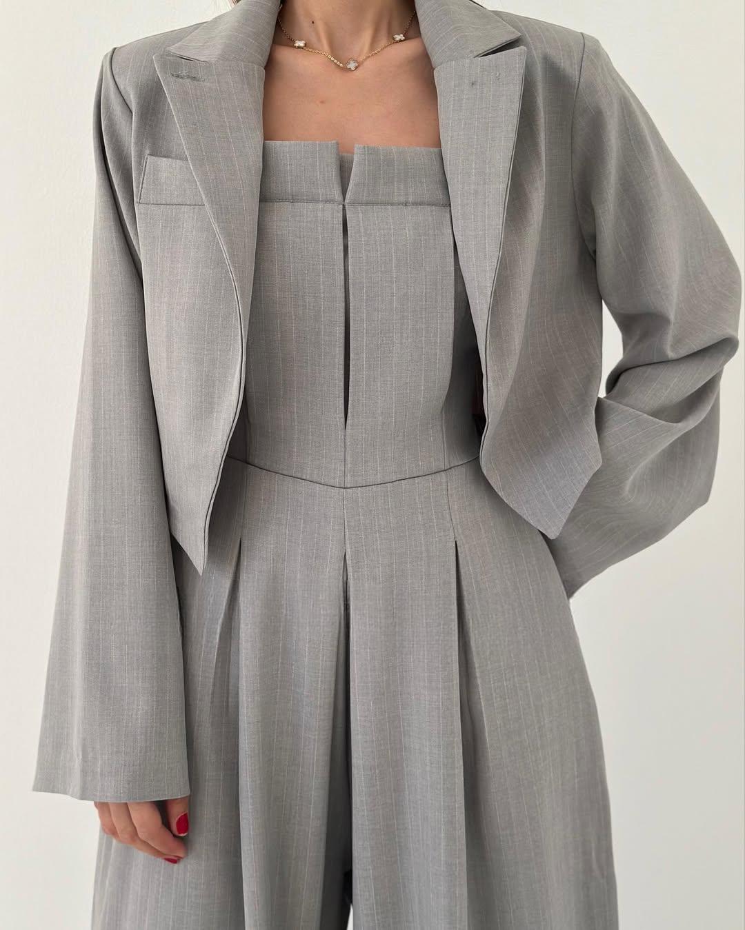 Conjunto de tacto suave compuesto por un mono de pierna ancha y una chaqueta