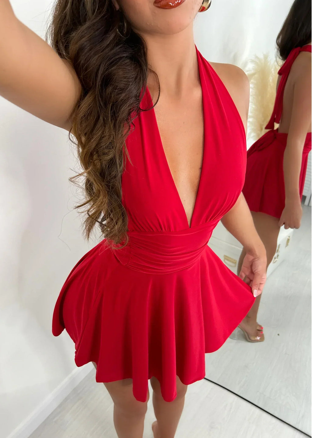Vestido elegante con escote en V y espalda abierta