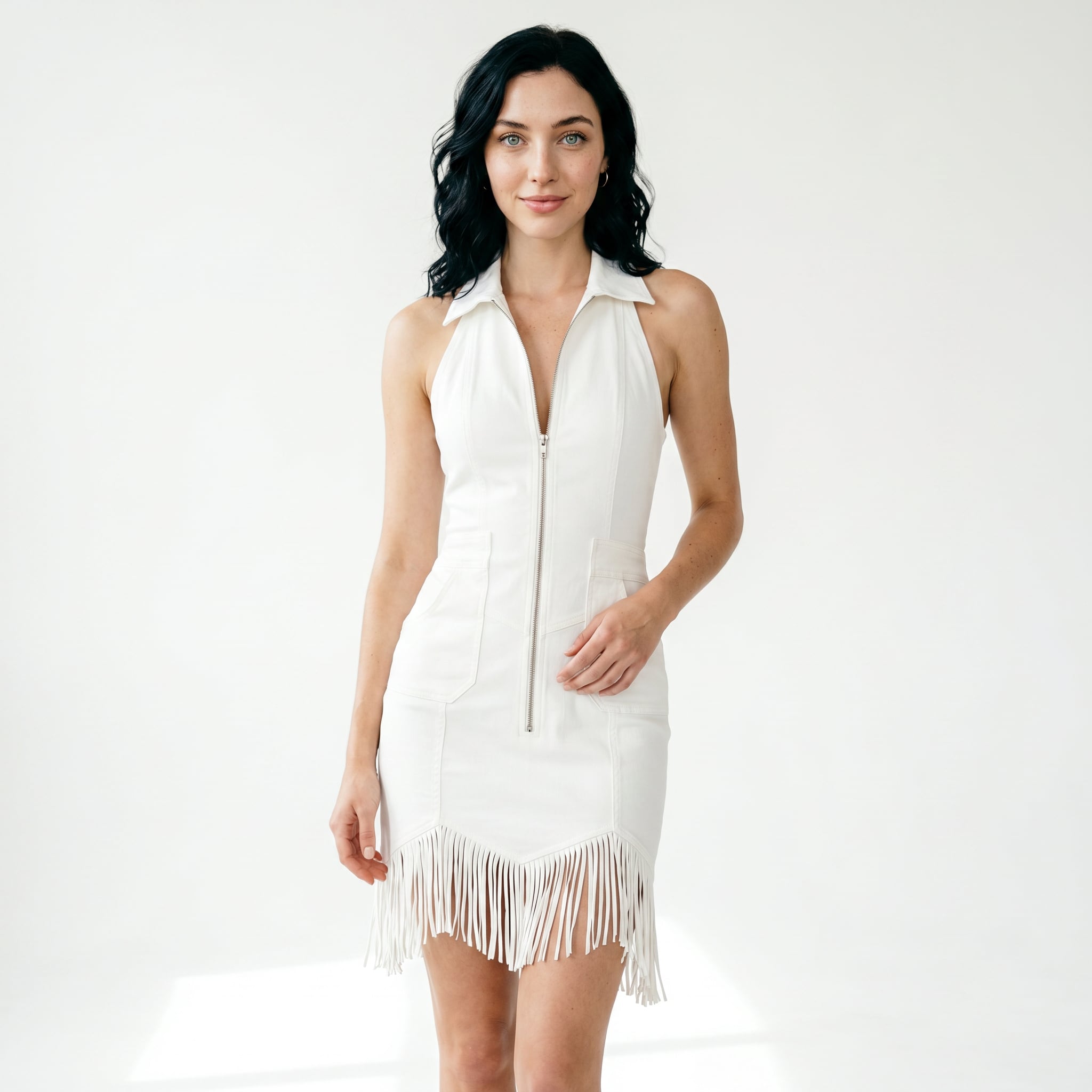 Vestido mini con cremallera y flecos