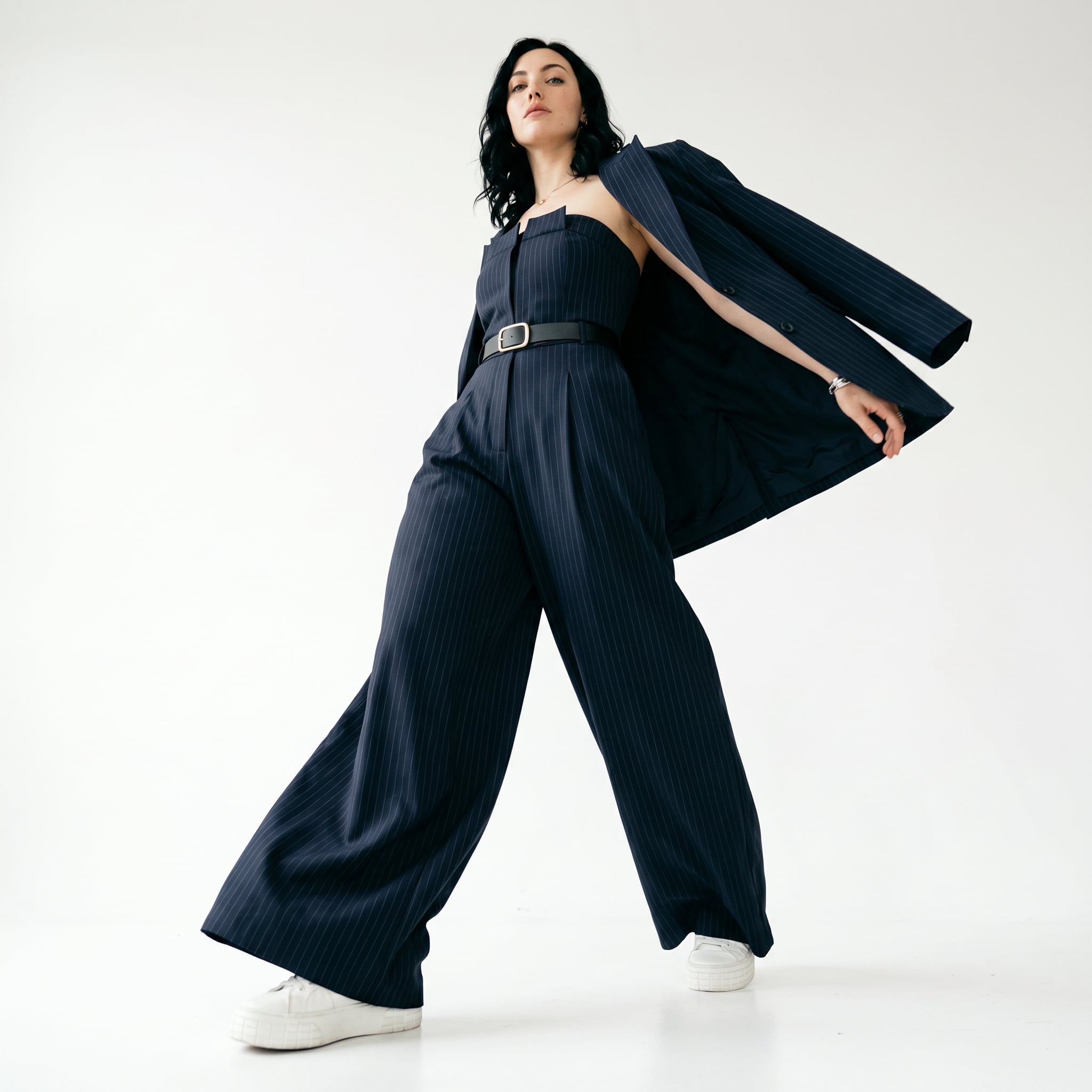 Conjunto de tacto suave compuesto por un mono de pierna ancha y una chaqueta