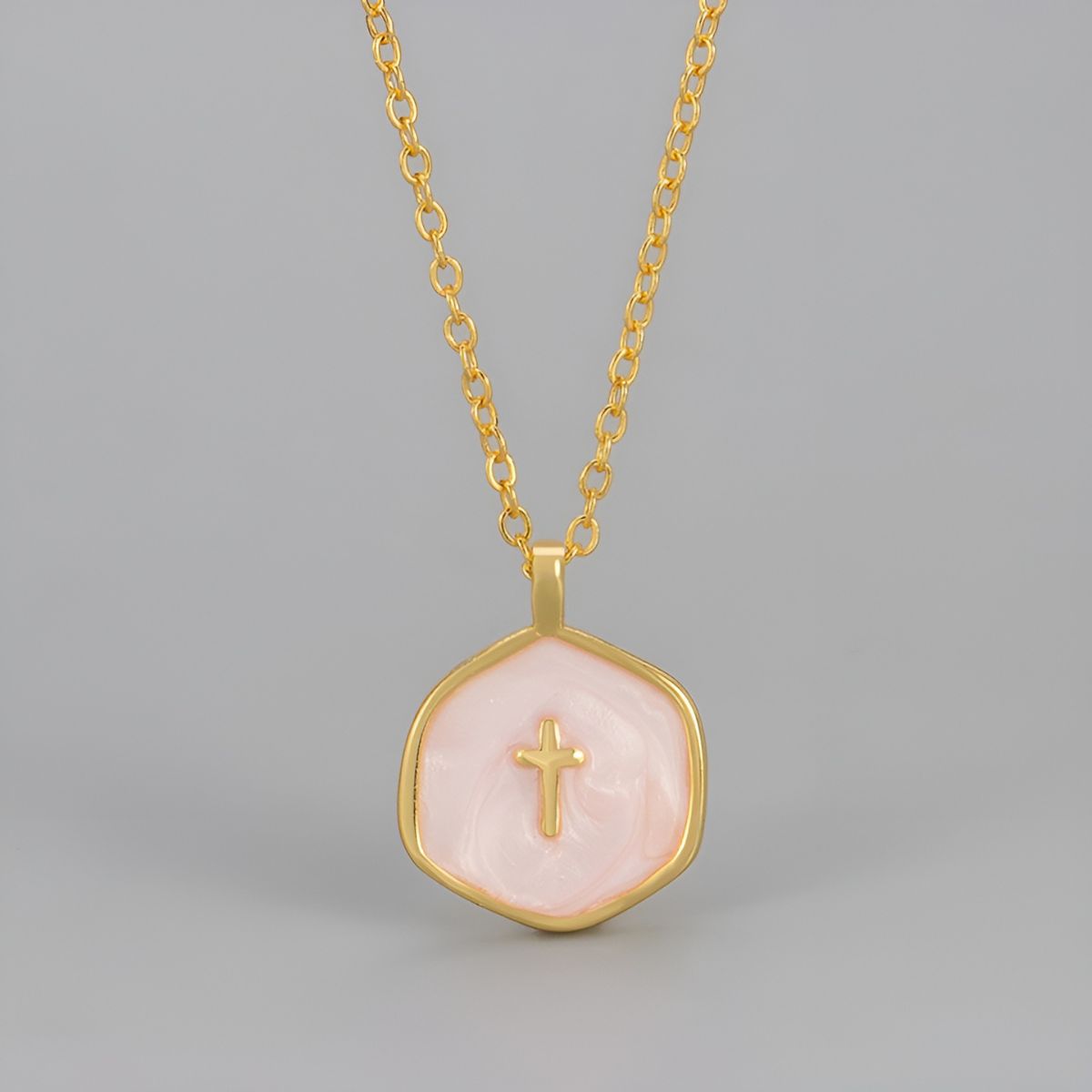 Collar con colgante en forma de cruz