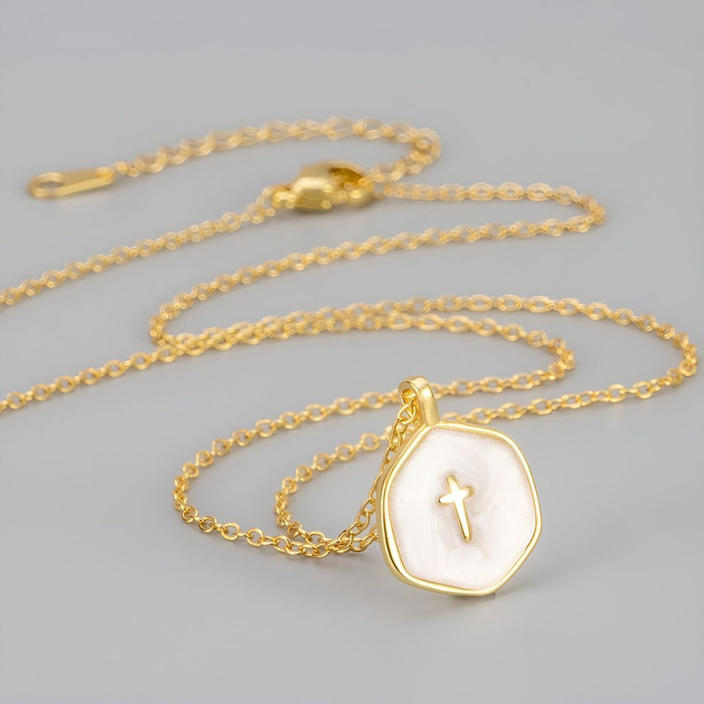 Collar con colgante en forma de cruz