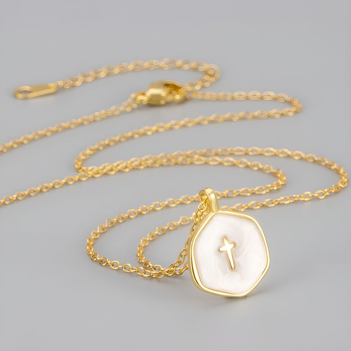 Collar con colgante en forma de cruz