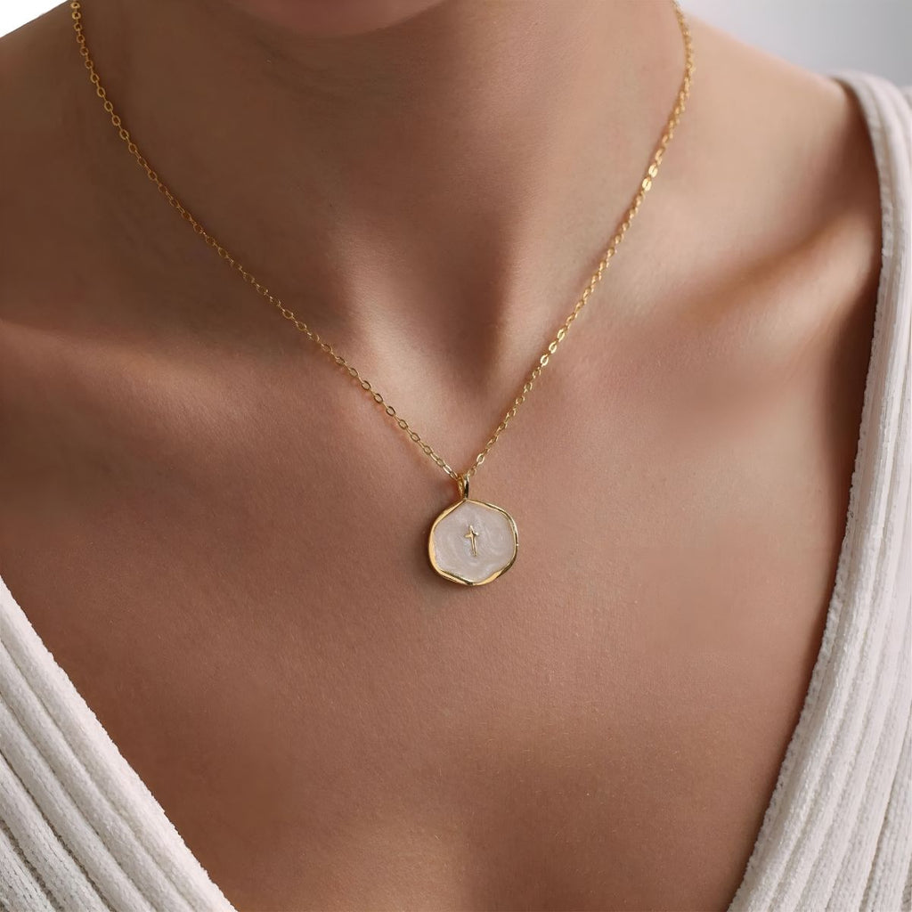 Collar con colgante en forma de cruz