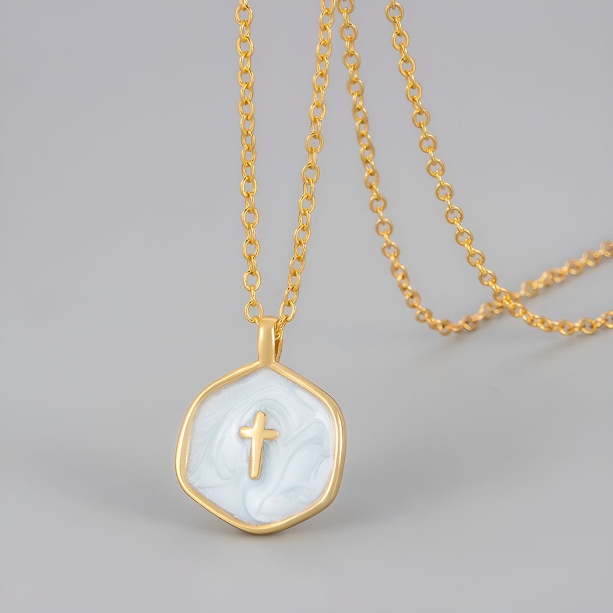 Collar con colgante en forma de cruz