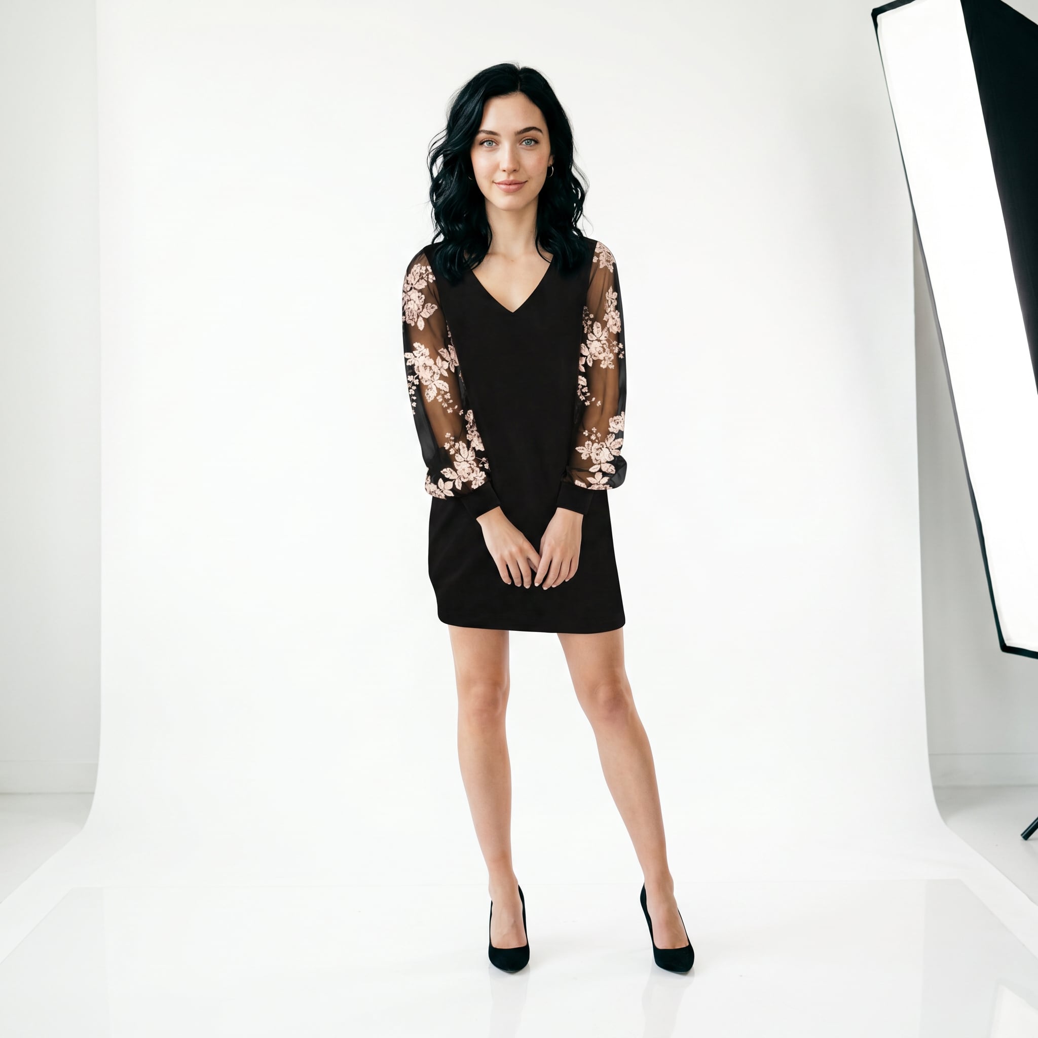 Vestido con mangas de encaje
