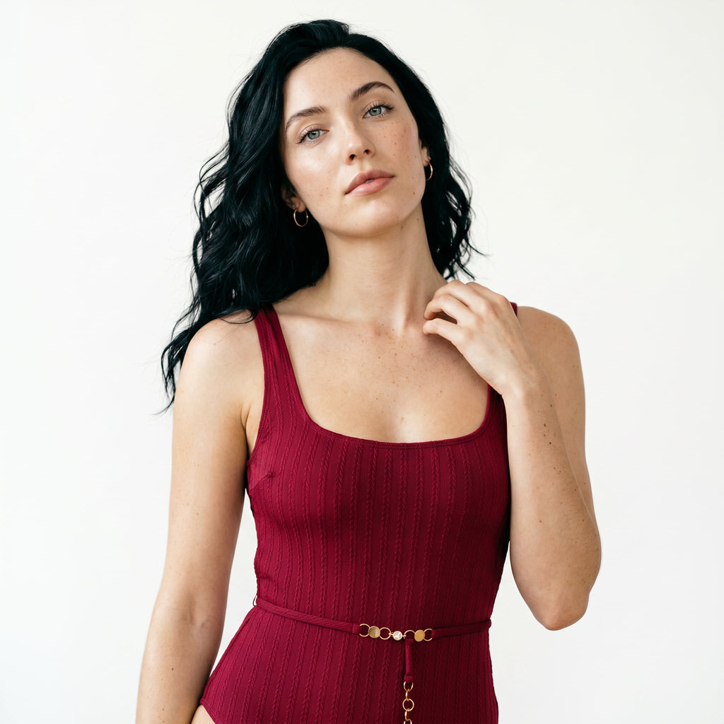 Traje de Baño Entero Vintage en Rojo Vino con Detalle de Cadena