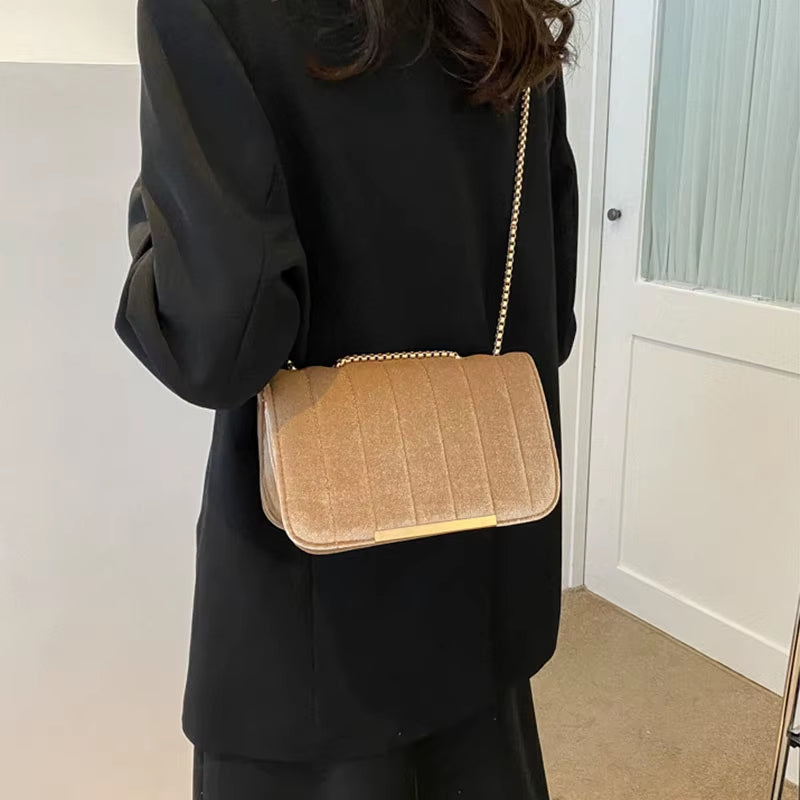 VELOURCHAINE | CLUTCH DE TERCIOPELO CON CADENA