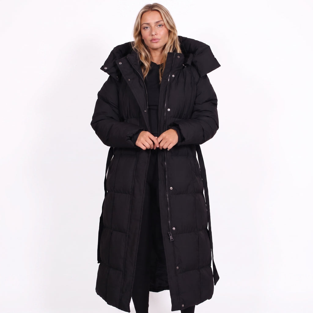 Chaqueta puffer larga con cinturón