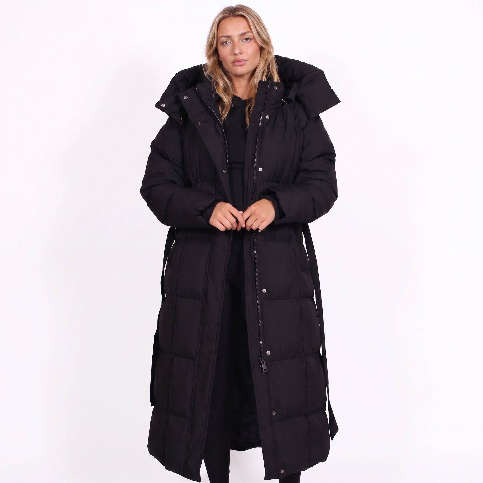 Chaqueta puffer larga con cinturón