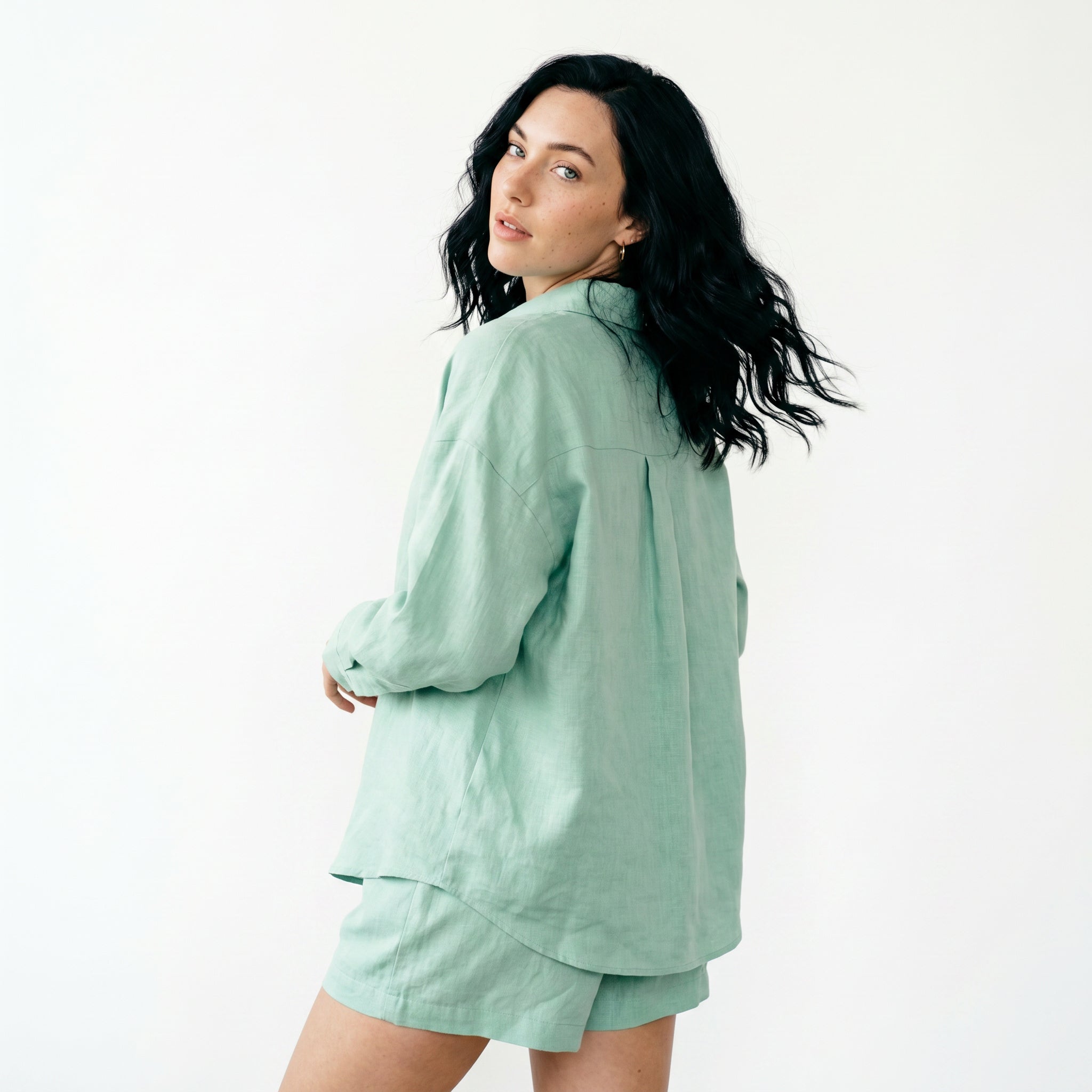 Elegante conjunto de blusa y pantalones cortos