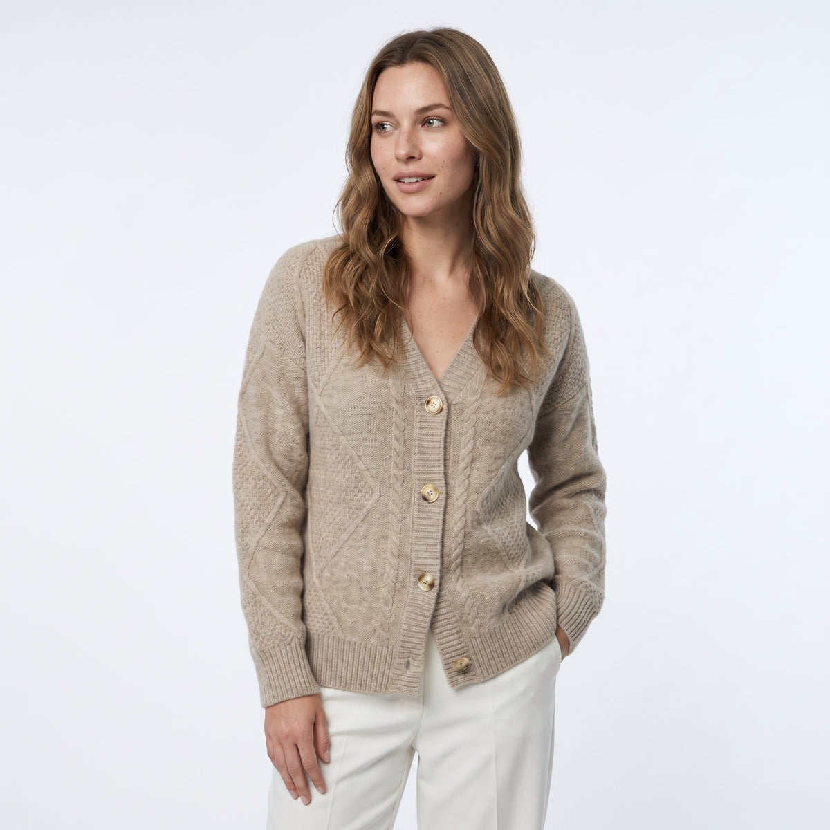 BLONDINE | CARDIGAN CLASICO CON ESCOTE EN V