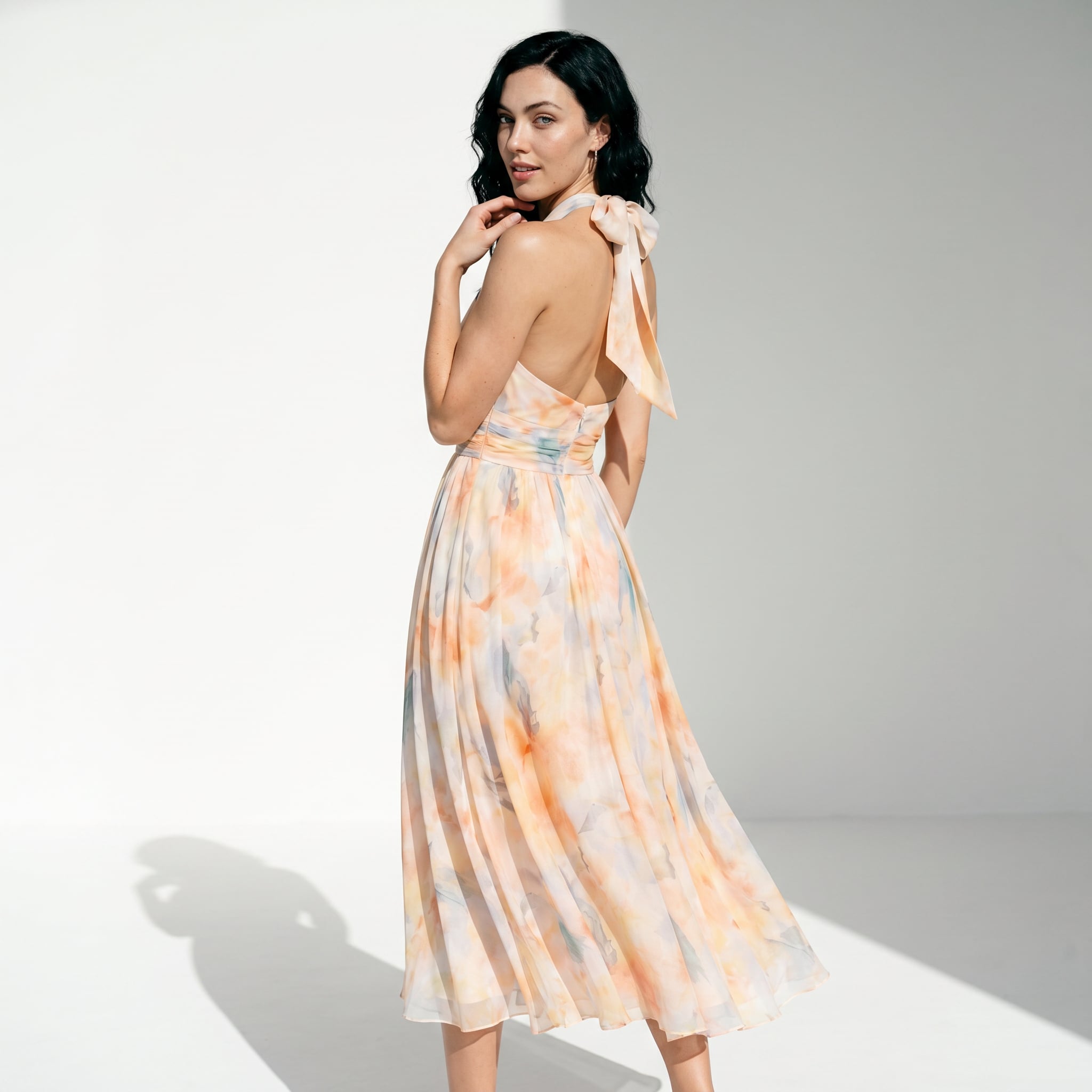 Vestido con escote halter y estampado acuarela
