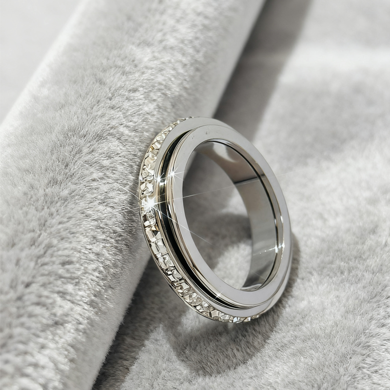 Elegante anillo de cristal