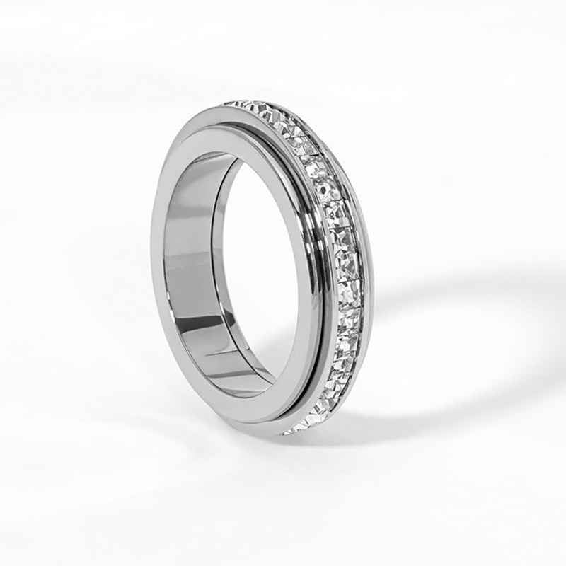 Elegante anillo de cristal