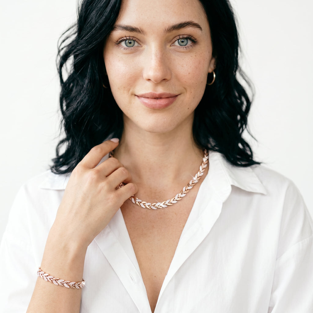 Elegante conjunto de collar con hojas entrelazadas
